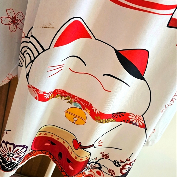 LAI MENG FIVE CATS KIMONO.  WHITE WITH CAT DETAIL ON BACK - Picture 6 of 7